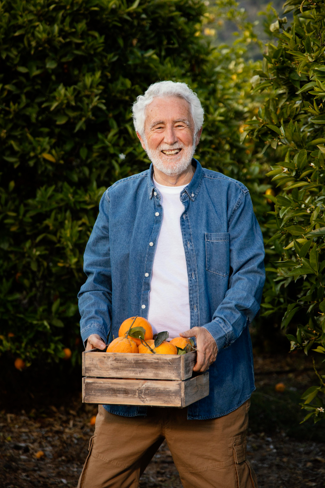 Agricultor con frutas